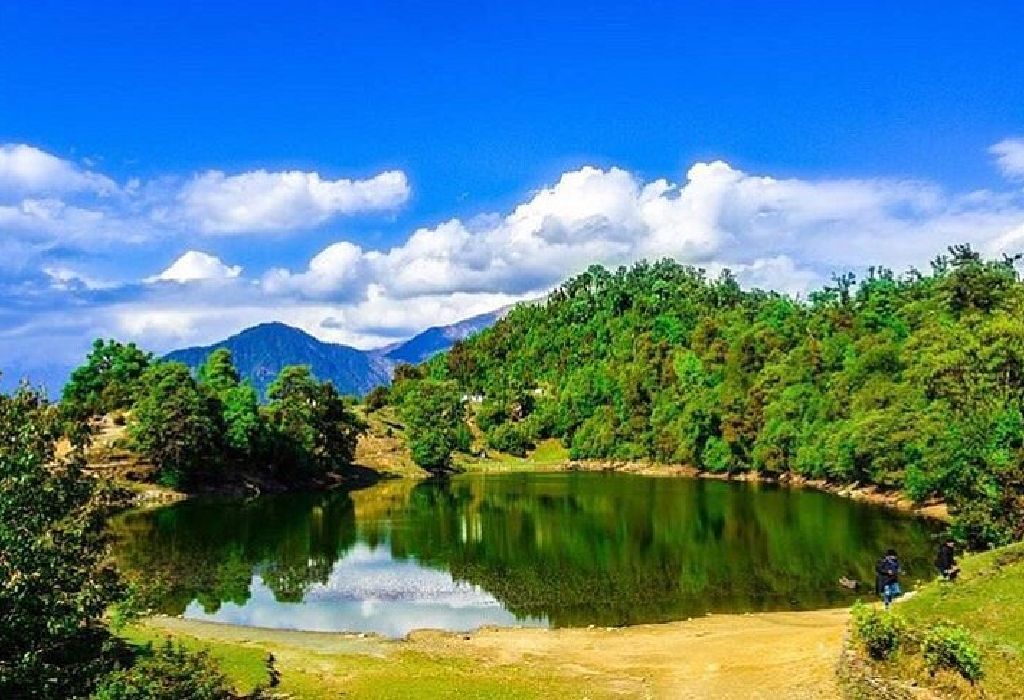Deoria Tal - crystal clear lake reflecting Chaukhamba peaks